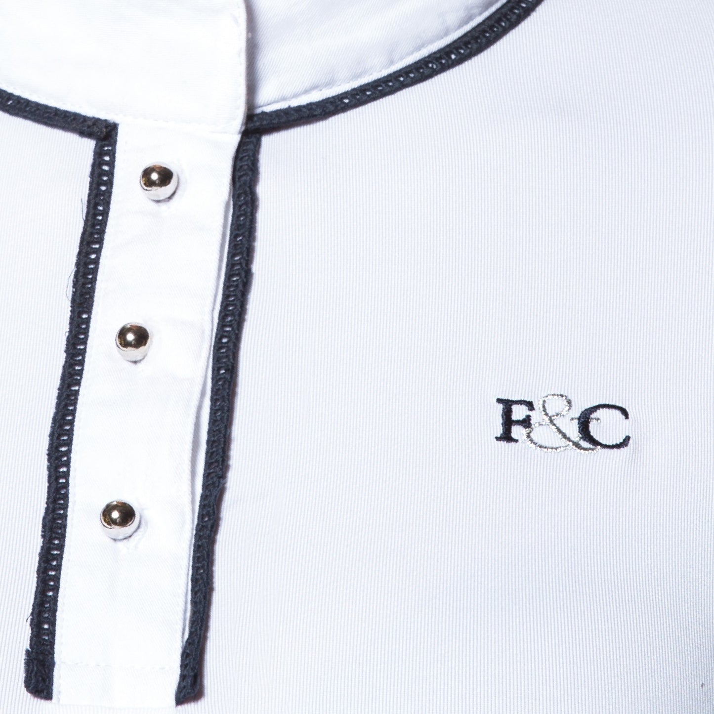 Détail du polo de concours pour jeunes cavalières Flags&Cup Candiba blanc
