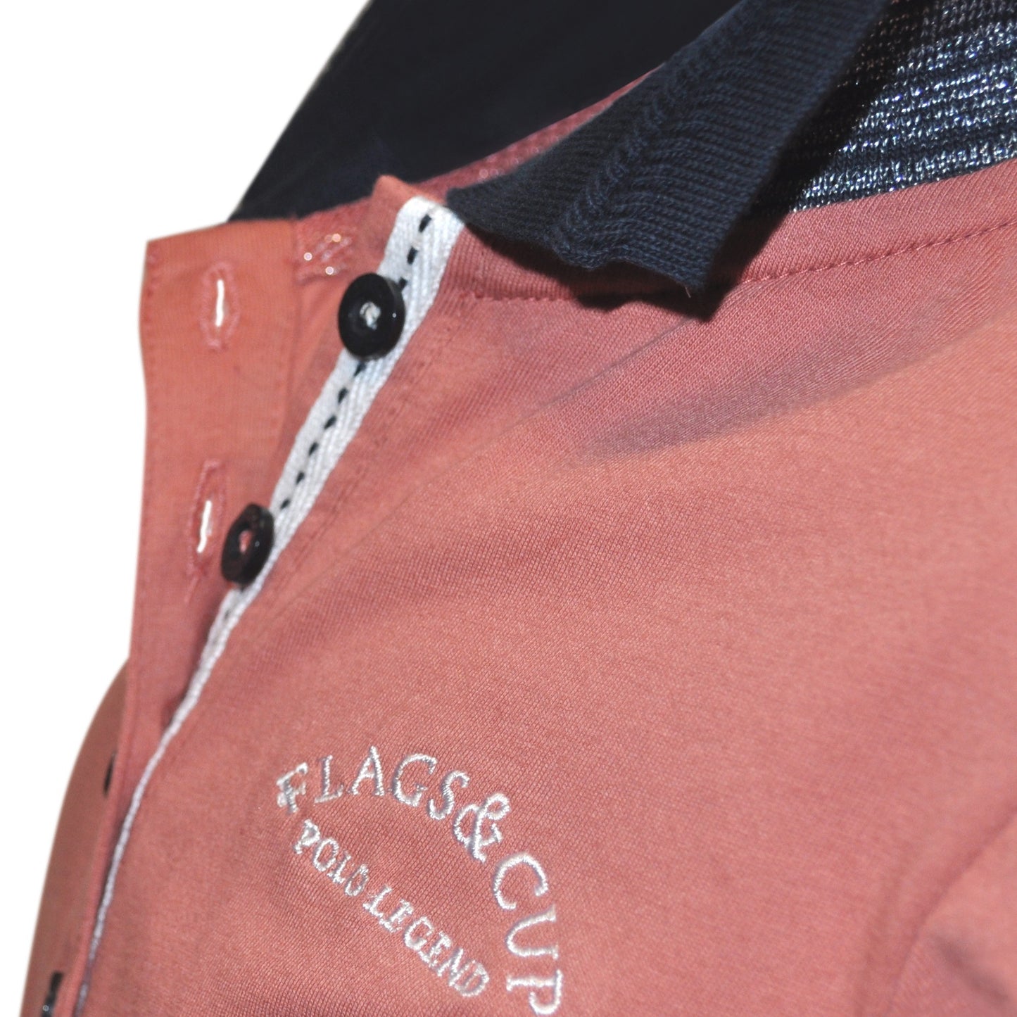 Détail du dessous du col du polo en taille enfant Flags&Cup Cusca vieux rose