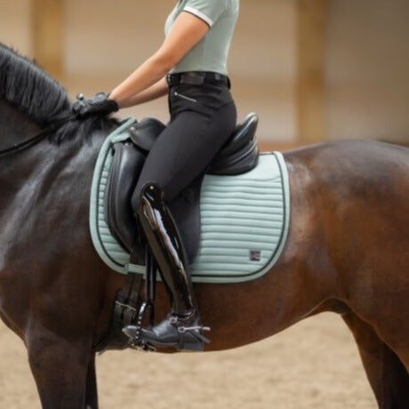 Tapis de selle pour poneys et chevaux HKM Harbour Island vert sauge modèle dressage