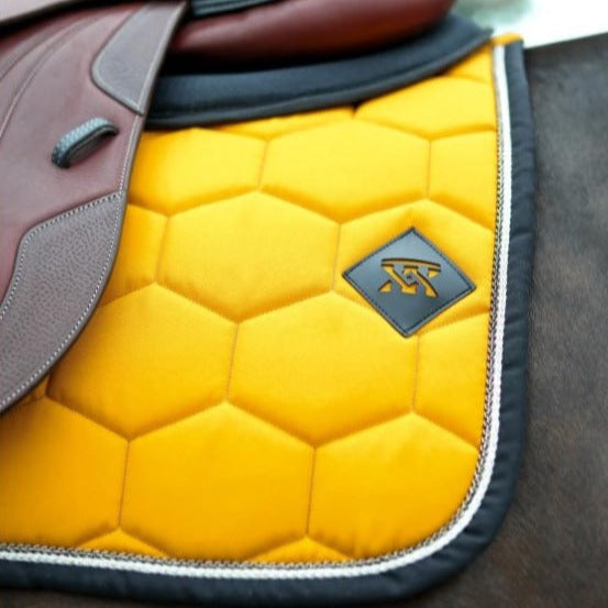 Tapis de selle pour poneys et chevaux OXXER Les Intemporelles moutarde