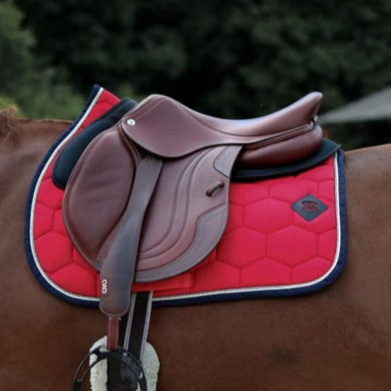 Tapis de selle pour poneys et chevaux OXXER Les Intemporelles rouge