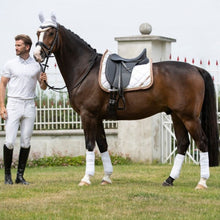 Charger l&#39;image dans la galerie, Tapis de selle pour poneys et chevaux HKM Golden Gate blanc porté avec bonnet assorti
