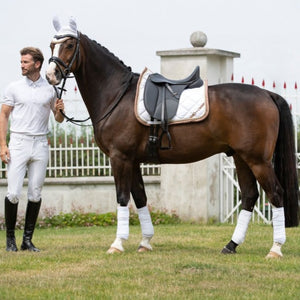 Tapis de selle pour poneys et chevaux HKM Golden Gate blanc porté avec bonnet assorti