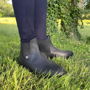 Boots d'équitation en taille enfant Canter Sora portées