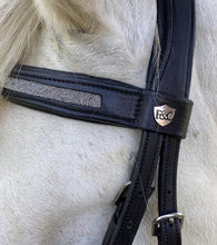 Charger l&#39;image dans la galerie, Détail du bridon en cuir naturel pour poneys et chevaux Flags&amp;Cup Kitsi noir
