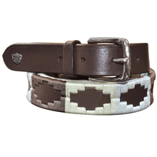 Charger l&#39;image dans la galerie, Ceinture Flags&amp;Cup Chukka en cuir marron et broderie dans les tons beige
