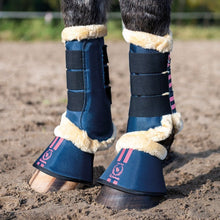 Charger l&#39;image dans la galerie, Guêtres de dressage et cloches pour poneys et chevaux HKM Classic Polo marine portées
