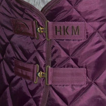 Charger l&#39;image dans la galerie, Couverture de box doublée fourrure synthétique pour poneys et chevaux HKM Winter bordeaux
