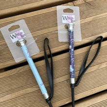 Charger l&#39;image dans la galerie, Cravache pour cavaliers juniors Whip&amp;Go Soft Fantaisie avec dragonne souple amovibleCravache pour cavaliers juniors Whip&amp;Go Soft Fantaisie avec dragonne souple amovible
