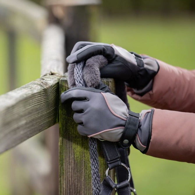 Gants d'équitation en softshell pour cavalières HKM Topas portés