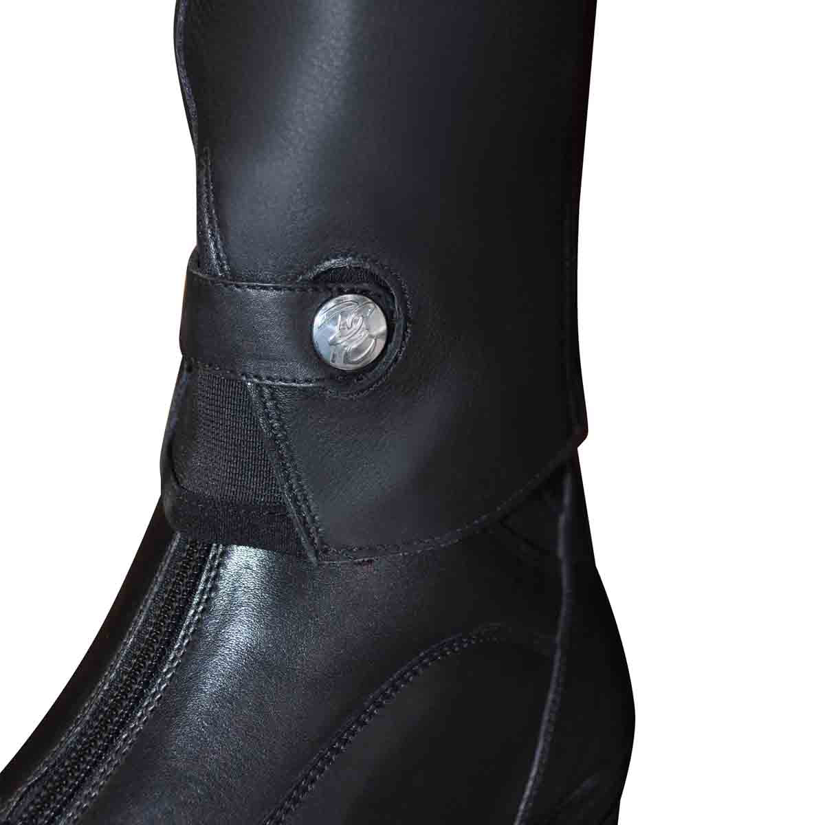 Détail de l'attache de la mini-chaps avec la boots Privilège Equitation Nola noires