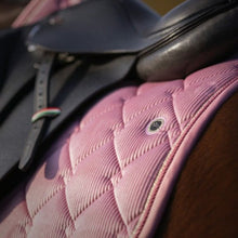 Charger l&#39;image dans la galerie, Tapis de selle en velours pour chevaux CSO ou dressage Lami-Cell Luxor rose
