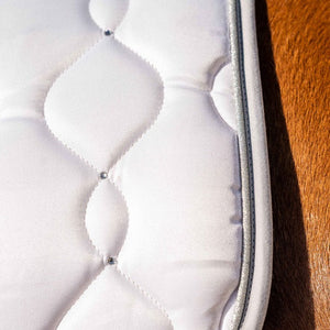 Tapis de selle pour poneys et chevaux modèle dressage HKM Competition blanc liseré argent détail