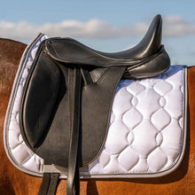 Charger l&#39;image dans la galerie, Tapis de selle pour poneys et chevaux modèle dressage HKM Competition blanc liseré argent

