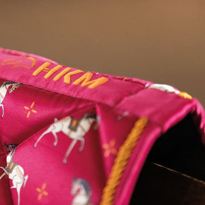Tapis de selle pour poneys et chevaux HKM Allure Horses modèle CSO ou dressage fuchsia détail