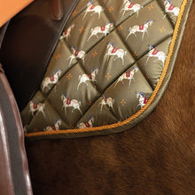 Charger l&#39;image dans la galerie, Tapis de selle pour poneys et chevaux HKM Allure Horses modèle CSO ou dressage kaki détail
