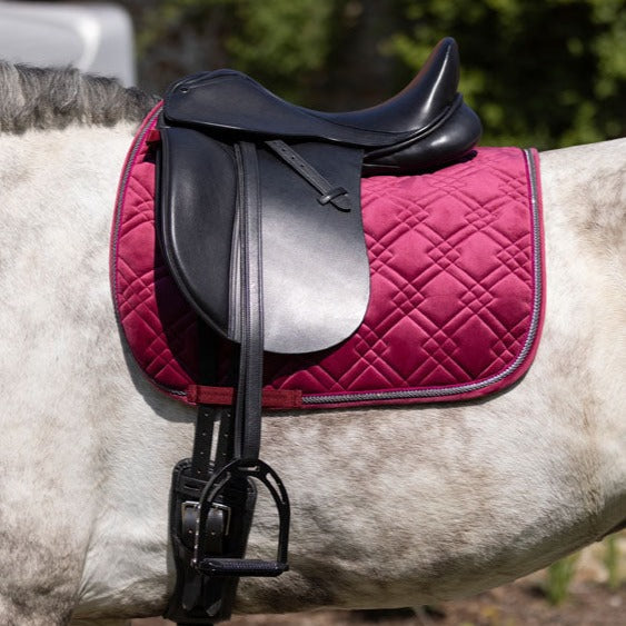 Tapis HKM rouge taille cheval très bon état - Preppy Sport Tapis HKM rouge taille cheval très bon état - Preppy Sport