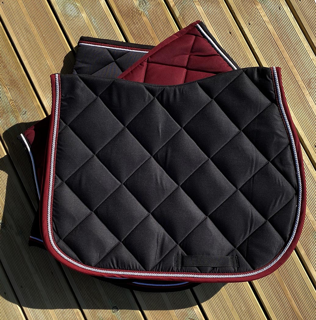 Tapis de selle pour chevaux Privilège Equitation Palm Beach dans les coloris noir et rouge