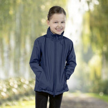 Charger l&#39;image dans la galerie, Veste coupe-vent et imperméable pour petits cavaliers HKM Rainy Day marine porté
