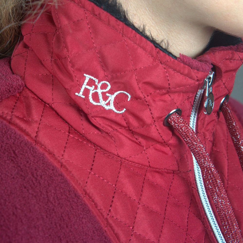 Veste polaire pour petites cavalières Flags&Cup Cabri rouge portée détail col