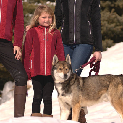 Veste polaire pour petites cavalières Flags&Cup Cabri rouge portée